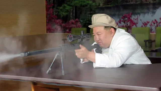 Kim JOng Un visita fábricas de armas