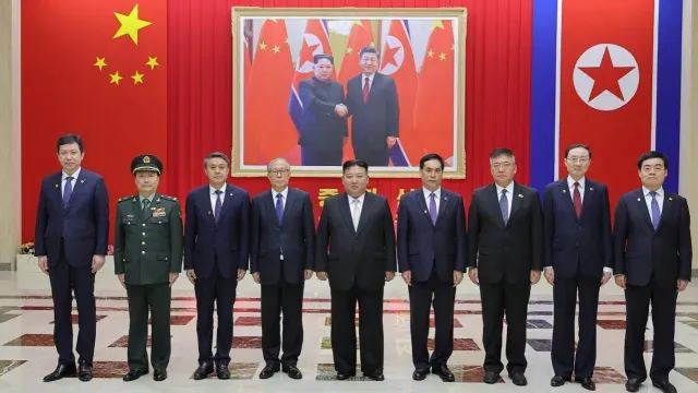 Kim Jong Un con la delegación China