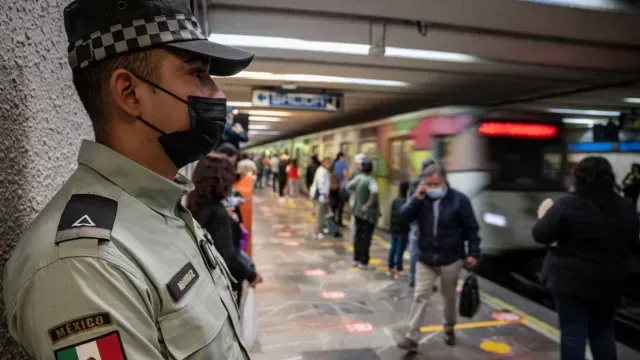 Integrante de la GN hace guardia en L2 del Metro en CDMX. Foto: AFP