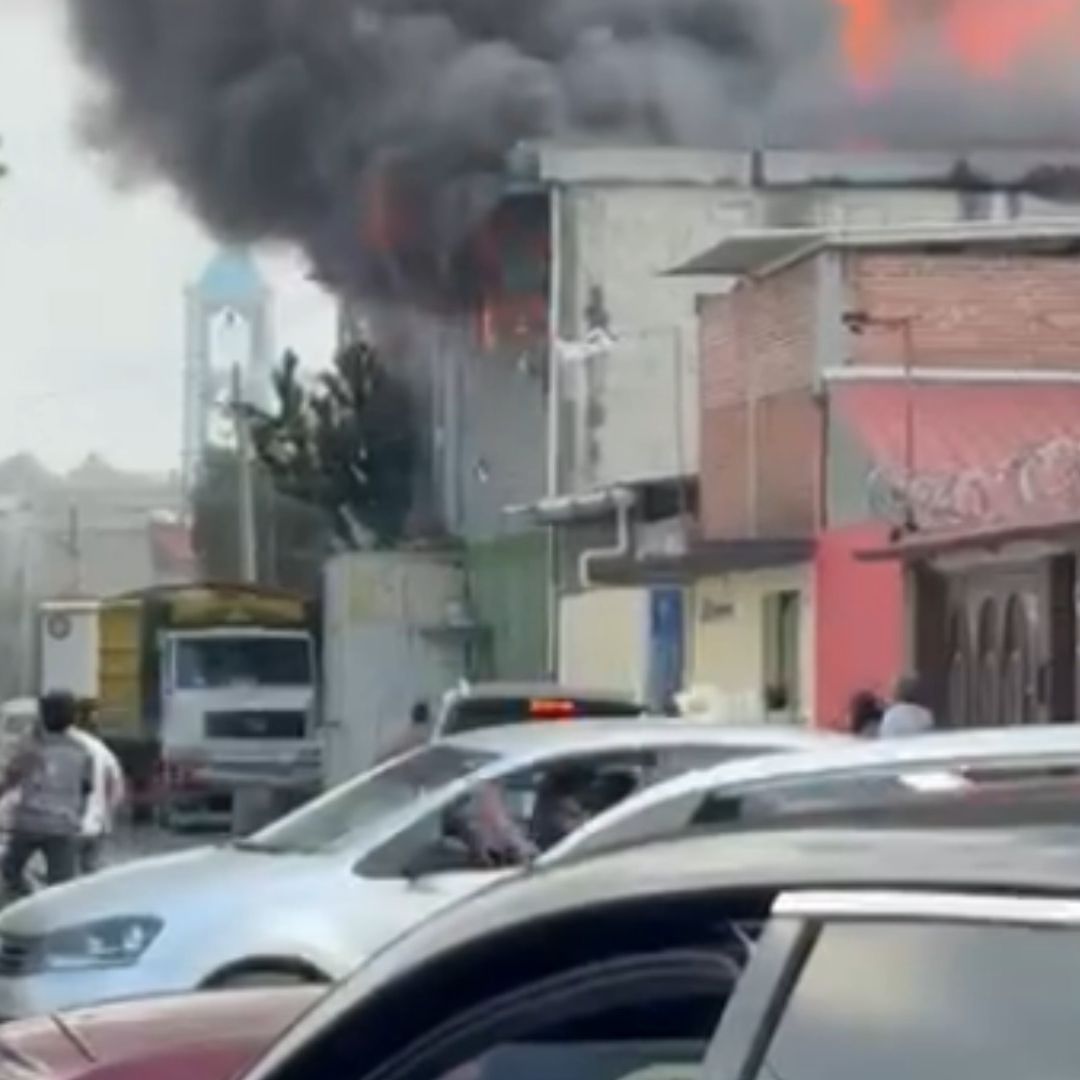 Captan cómo incendio consume casa en la colonia Los Reyes, Tultitlán