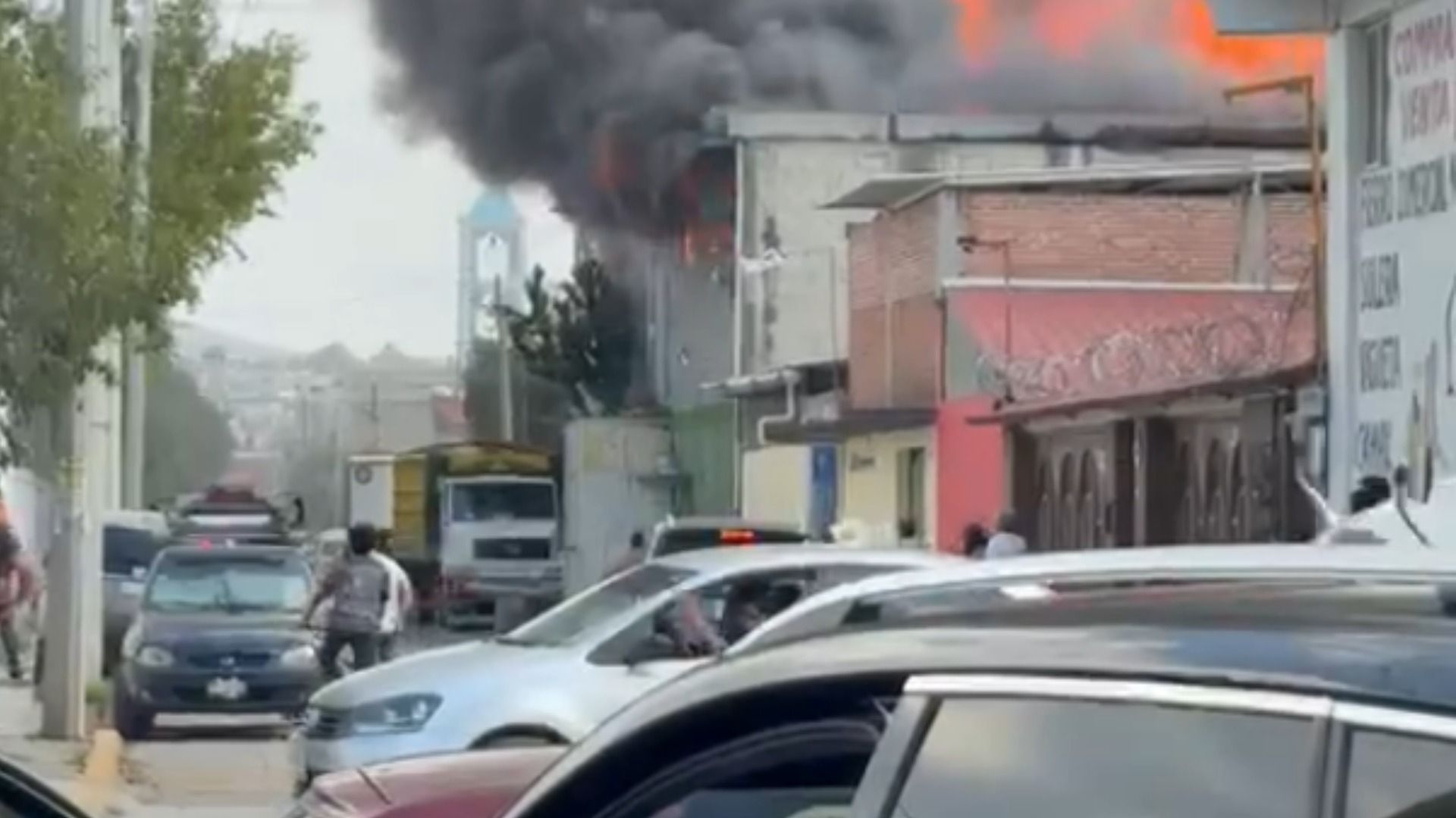 Captan cómo incendio consume casa en la colonia Los Reyes, Tultitlán