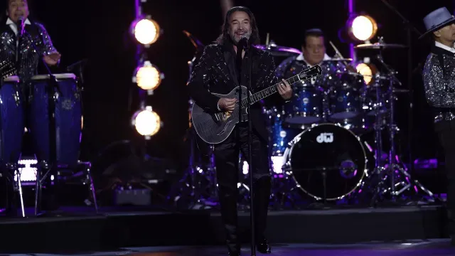 Marco Antonio Solís es homenajeado Persona del Año. Foto: EFE