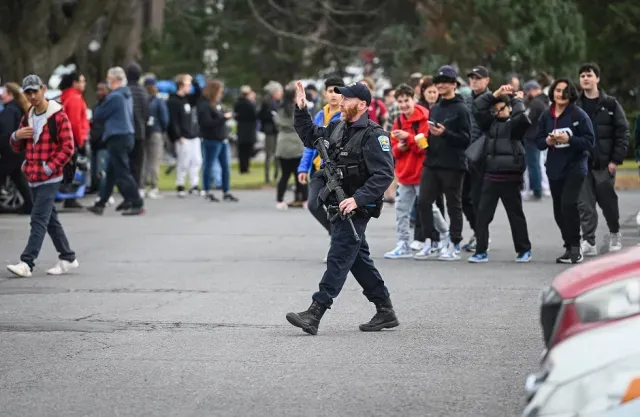 Policias en el colegio Saint-Jean-sur-Richelieu