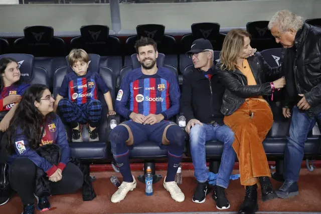 Una vez terminado el calentamiento, Piqué se dirigió al banquillo donde lo esperaban sus seres queridos. Foto: EFE