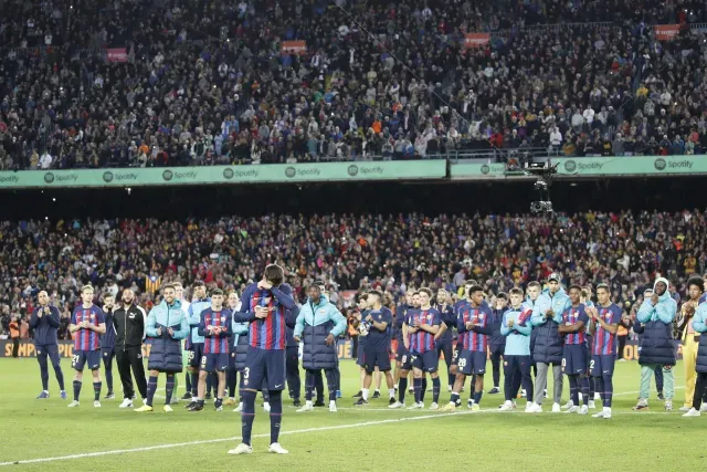 El último adiós a Piqué por parte de todo su equipo. Foto: EFE