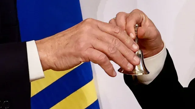 Draghi le hace entrega simbólica de la campanilla de plata usada para dirigir los debates en el Consejo de Ministros
