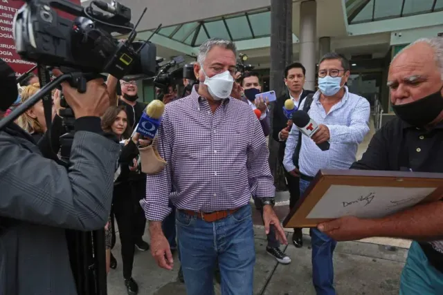 Gerardo Fernández afuera del Hospital Country 2000 donde se encontraba su padre