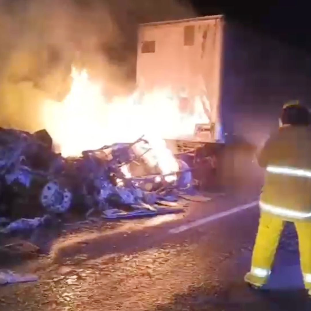 bombero combatiendo incendio de tractocamión en autopista de Veracruz.