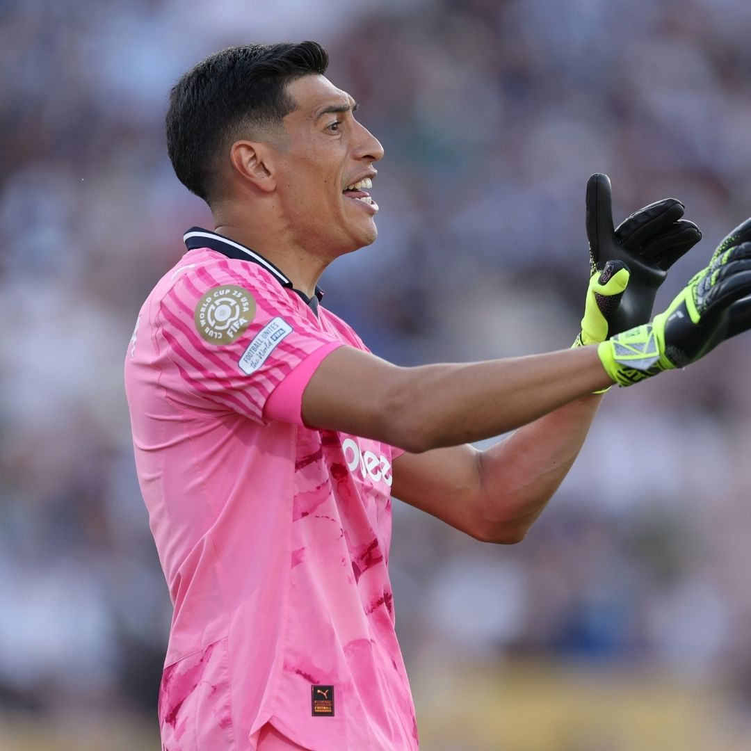 Esteban Andrada, Ex Portero de la Liga MX, Golpea a un Rival en España
