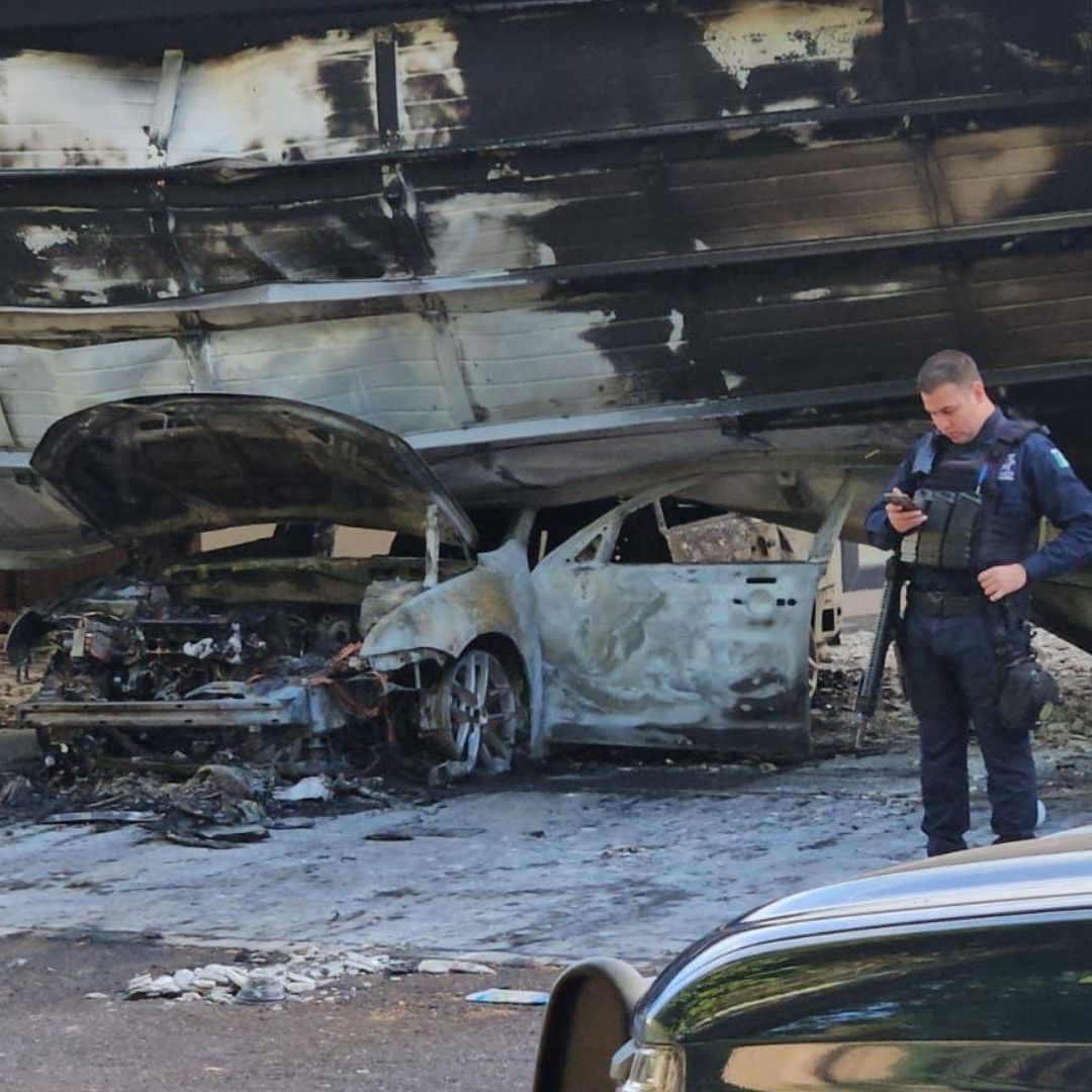 Incendian Vehículo Tras Embestir Residencia en Las Quintas; No Hay Lesionados