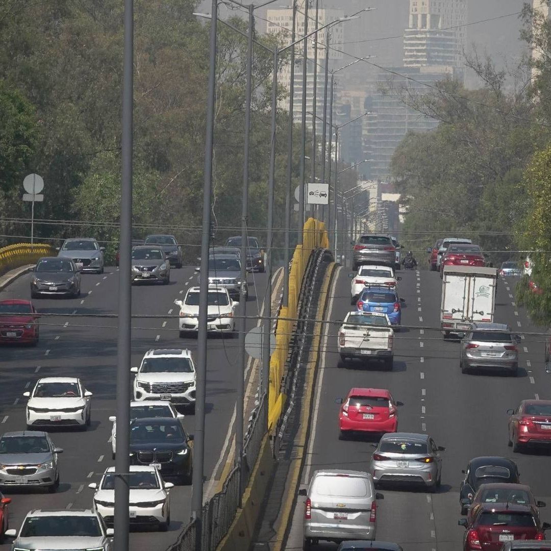 Conoce qué carros sí circulan este lunes 27 de abril 2026, con la lista de placas exentas