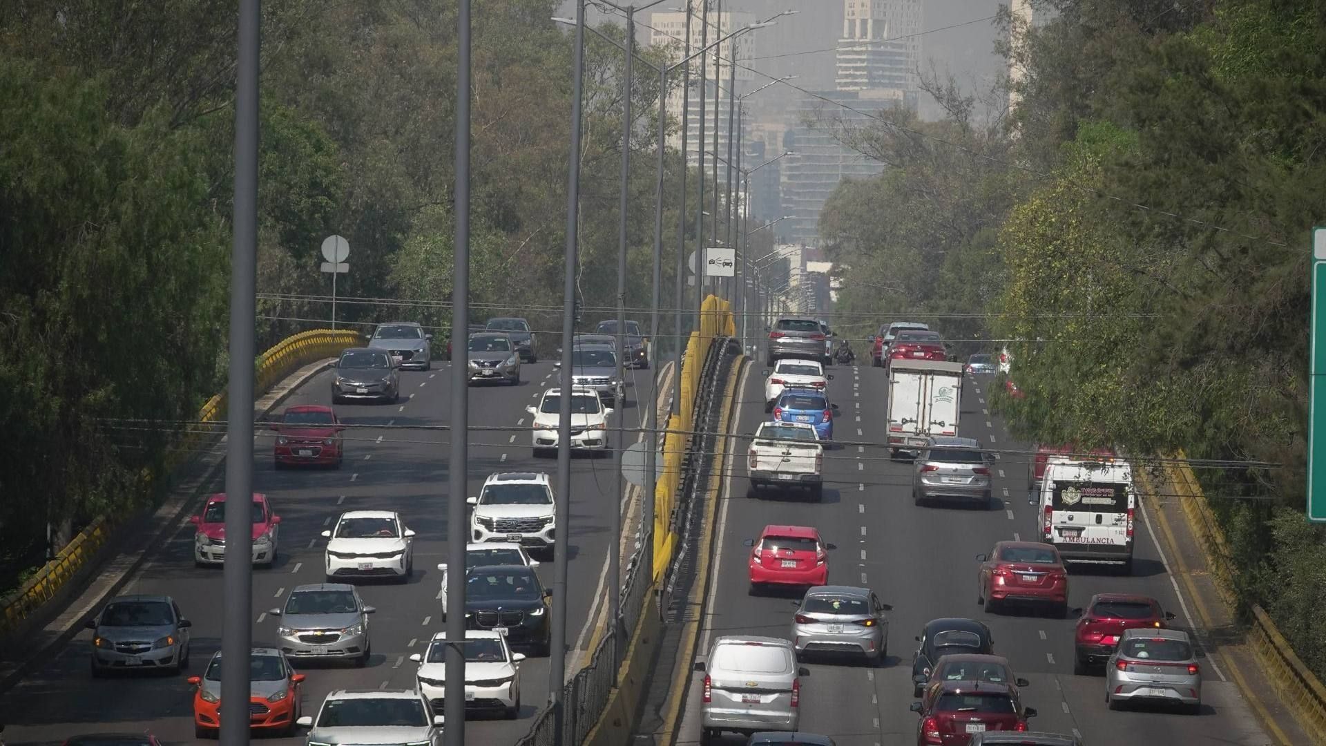 Conoce qué carros sí circulan este lunes 27 de abril 2026, con la lista de placas exentas