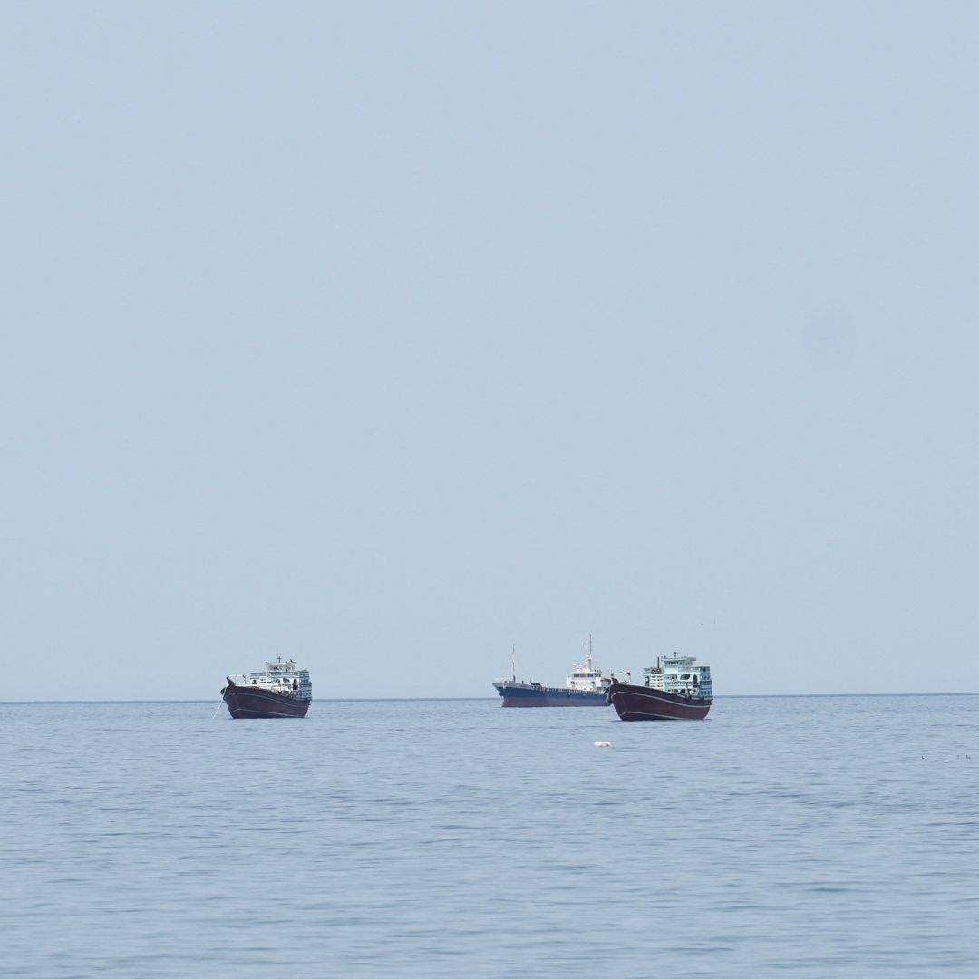 Estados Unidos Impide Paso a 38 Barcos en Ormuz; Irán Presenta Plan para Reabrir Cruce.