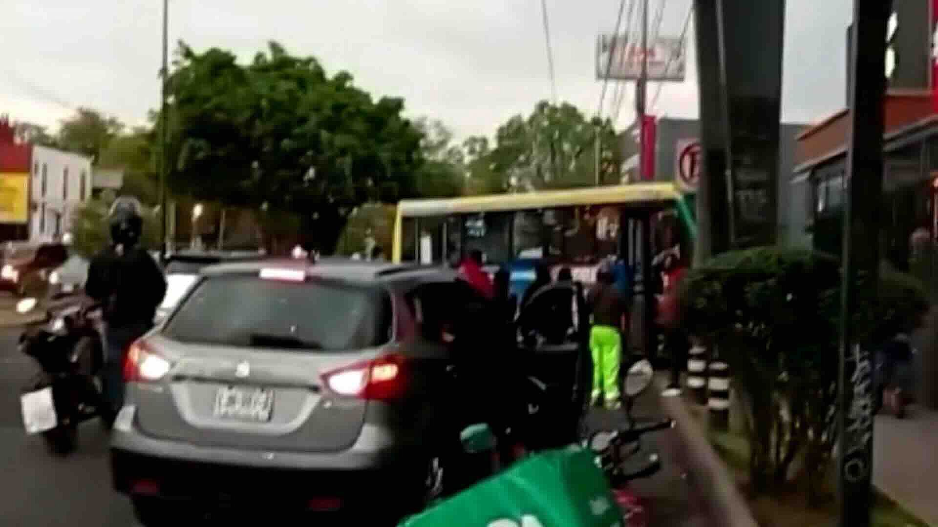 Camión de Transporte Público Choca Contra Puente Peatonal en Coyoacán ...