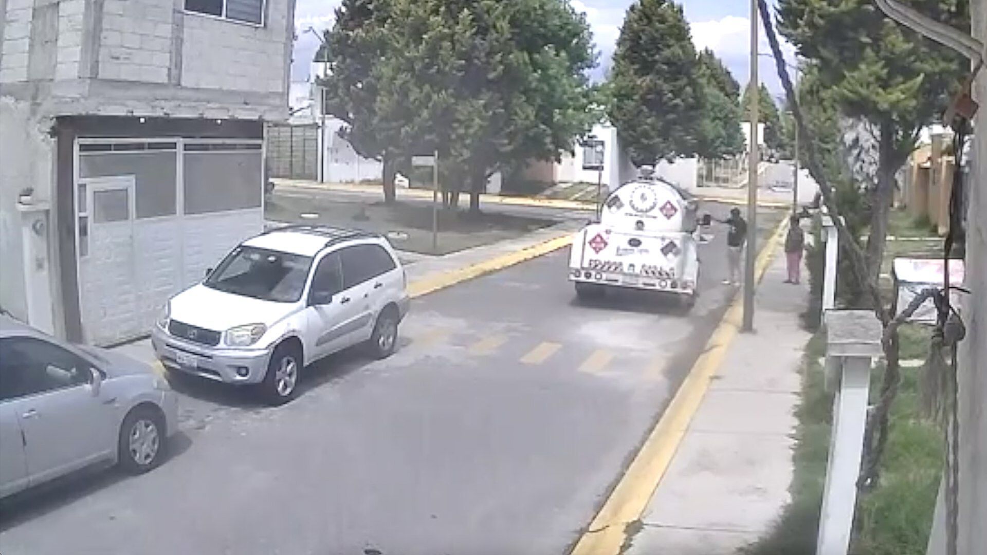 Video: Conductor de Pipa de Gas Atropella a un Perro y Escapa en ...