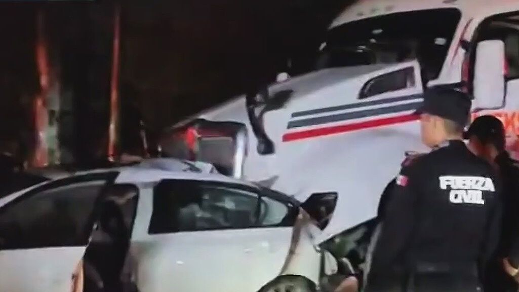 Deja un Niño Muerto y 2 Heridos Choque de Carro con Tráiler en Escobedo