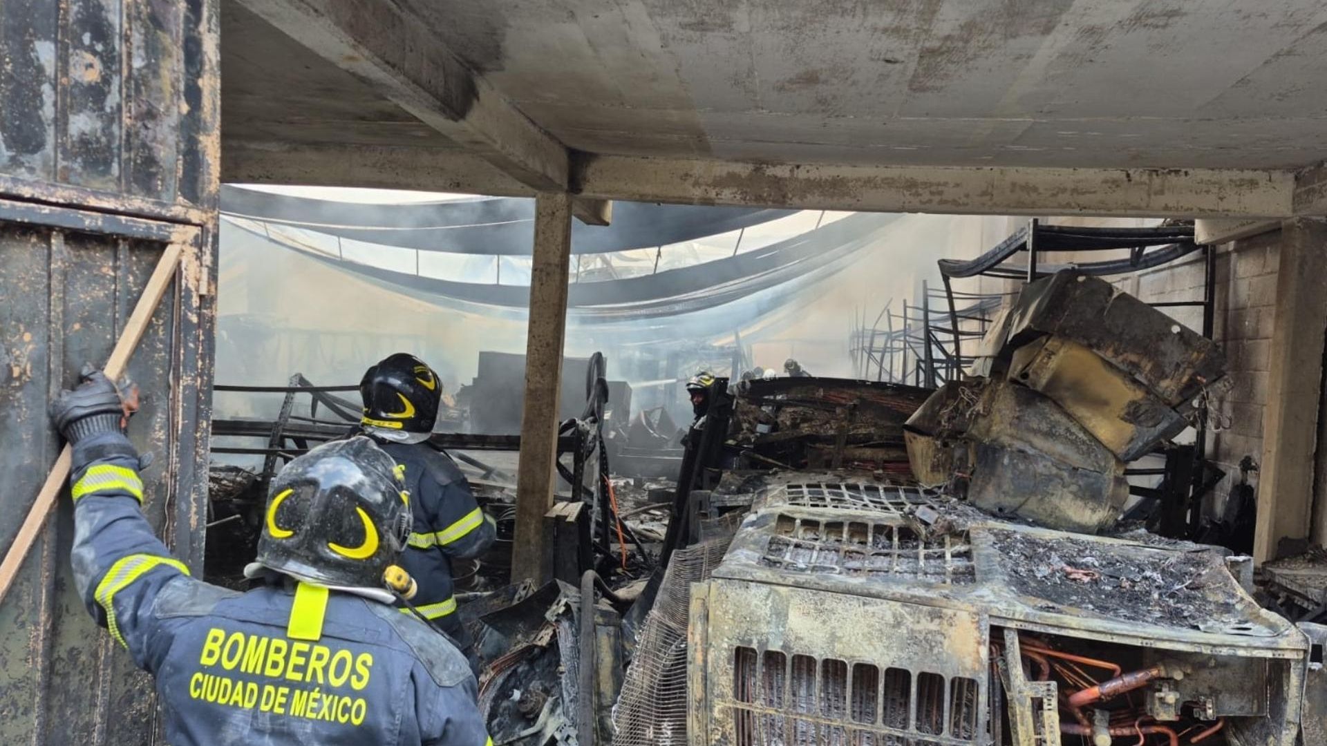 Reportan Incendio Hoy Cerca del Metro Nopalera en Tláhuac; Enorme Nube de Humo se Ve en la Zona