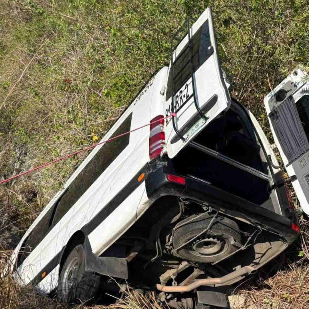 Accidente Volcadura Urvan con 17 Pasajeros en Autopista Barranca Larga Ventanilla de Oaxaca