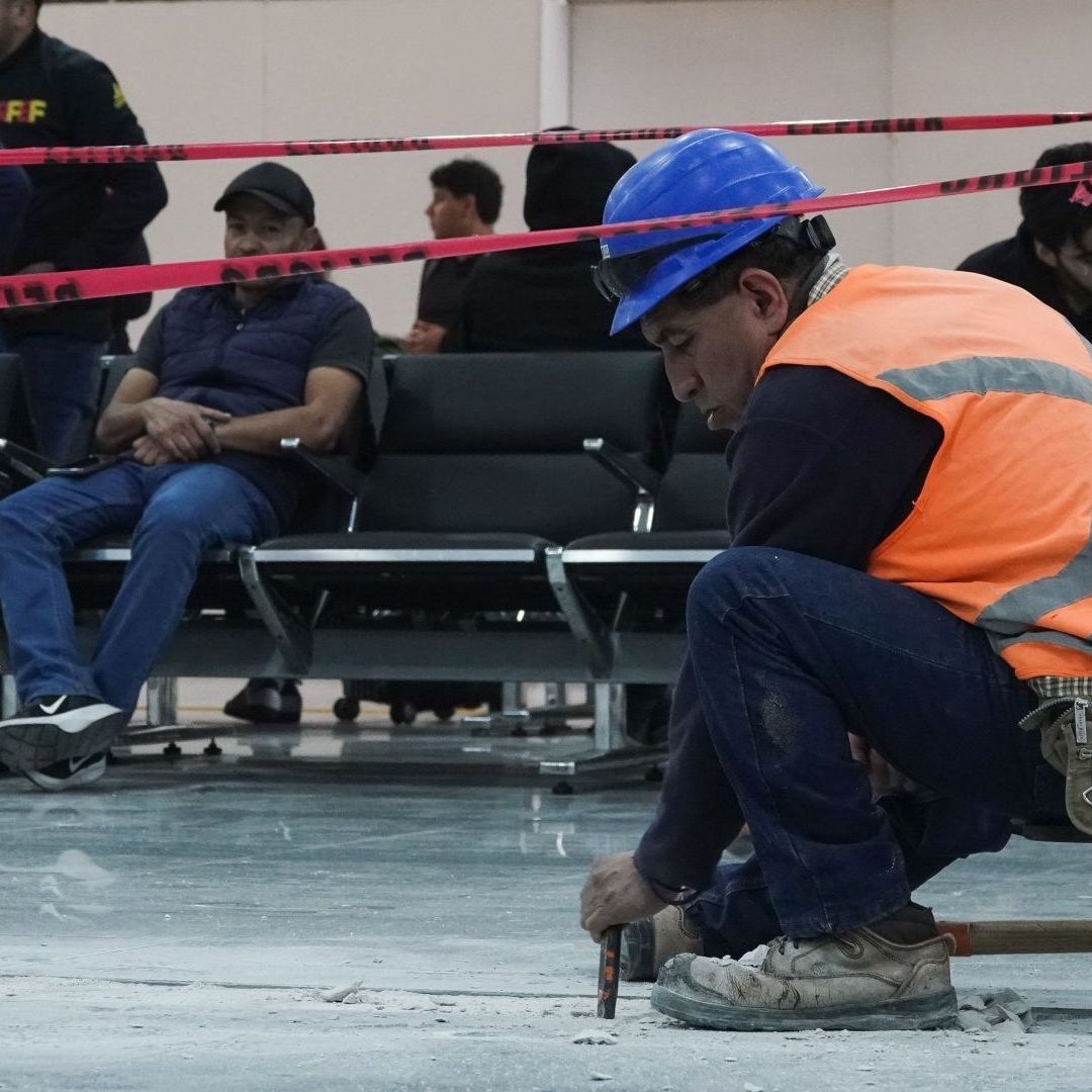 Trabajador en el AICM