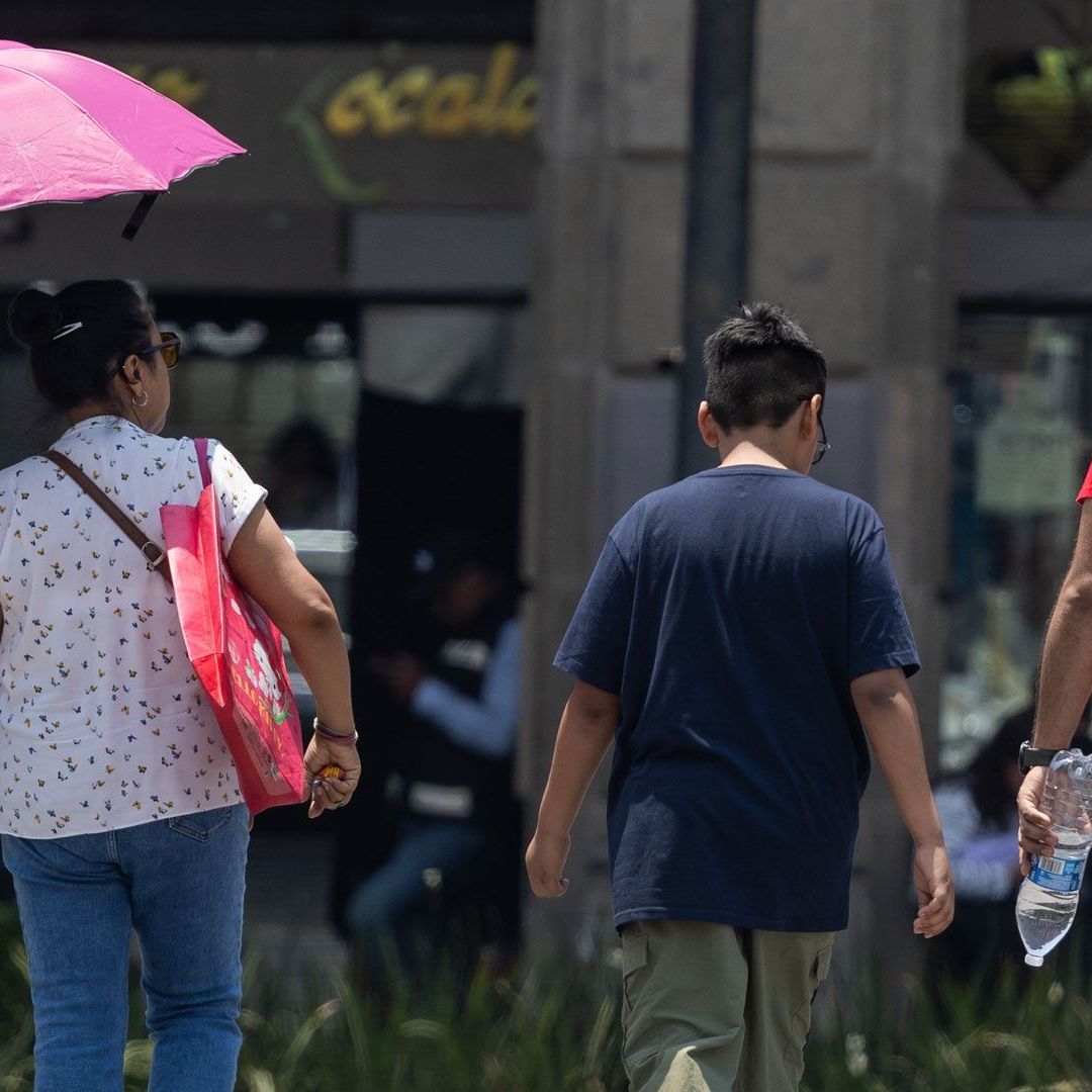 personas se protegen del sol en la CDMX