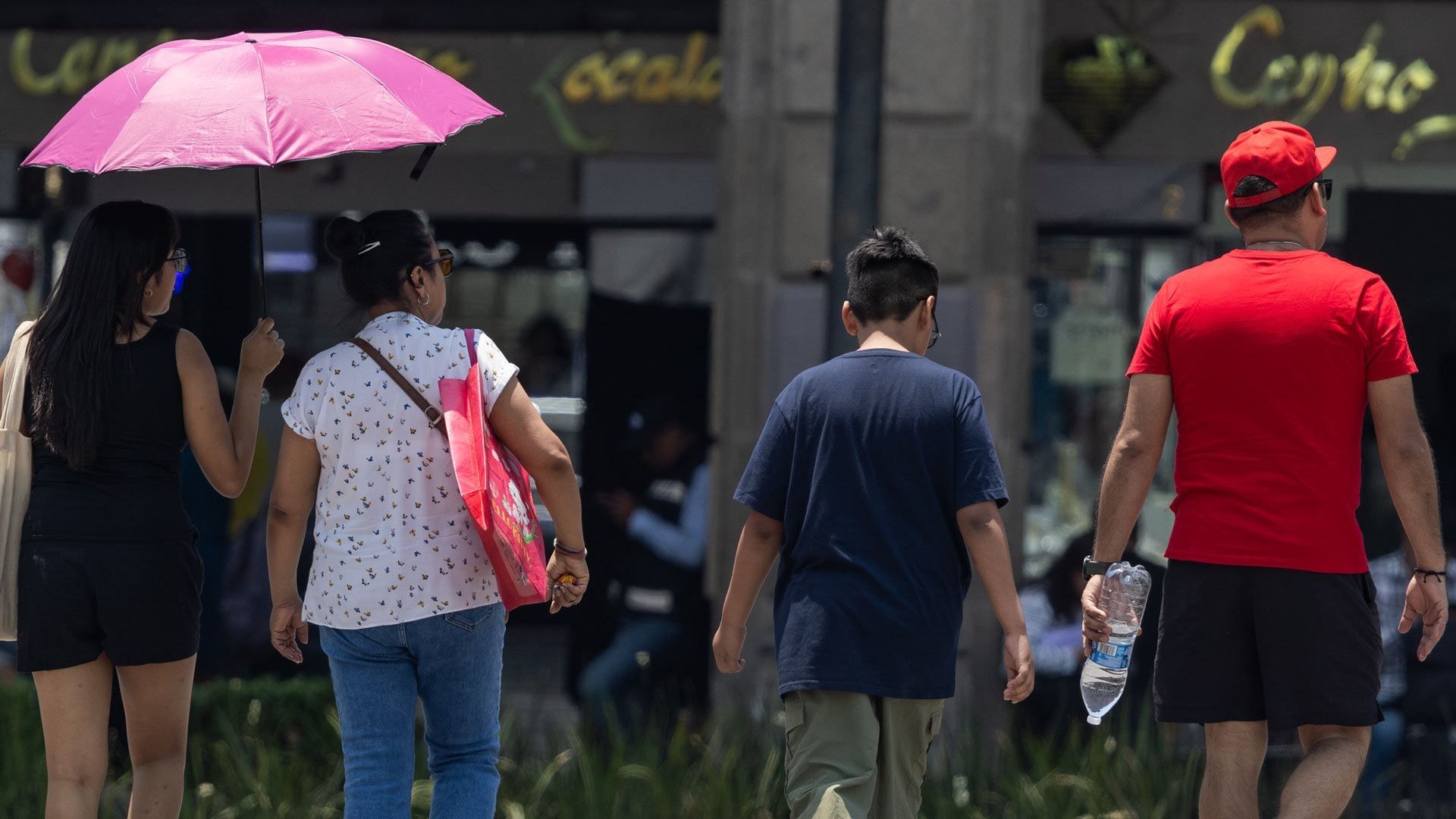 personas se protegen del sol en la CDMX