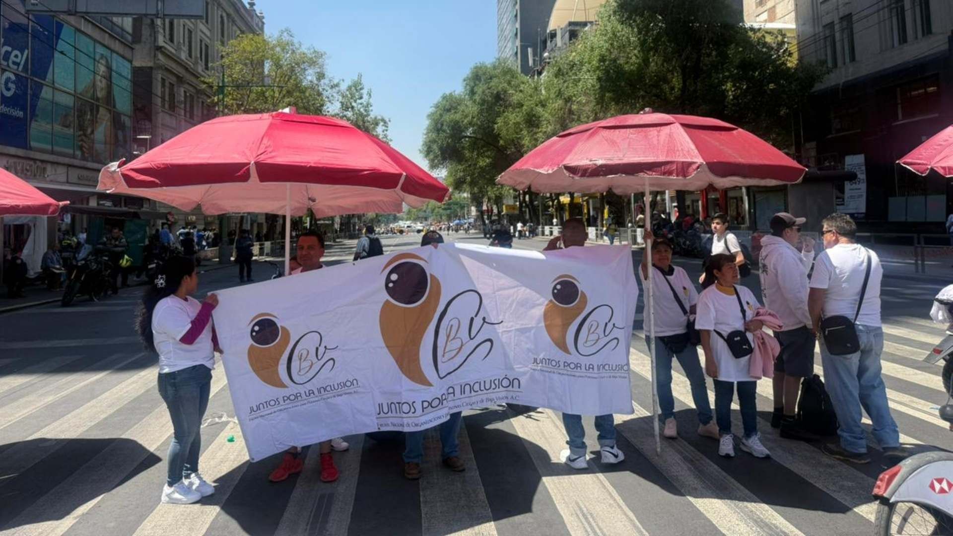 Protesta de personas ciegas y  y con baja visión