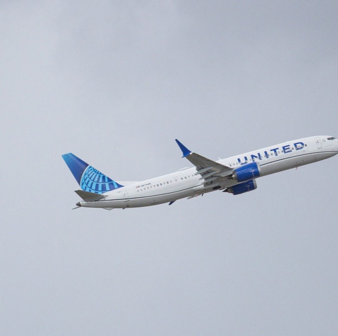 Dron se le Atraviesa a Avión Comercial en Pleno Vuelo y Casi Provoca Choque en las Alturas