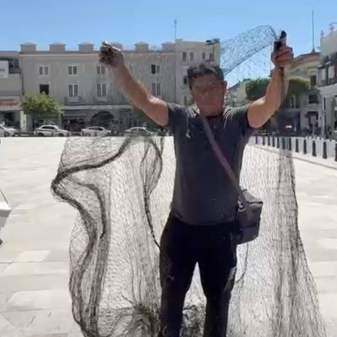 Pescadores de Tonalá se Manifiestan en Plaza Lerdo de Tejada en Xalapa Exigen Apoyo tras Derrame de Hidrocarburo en Veracruz