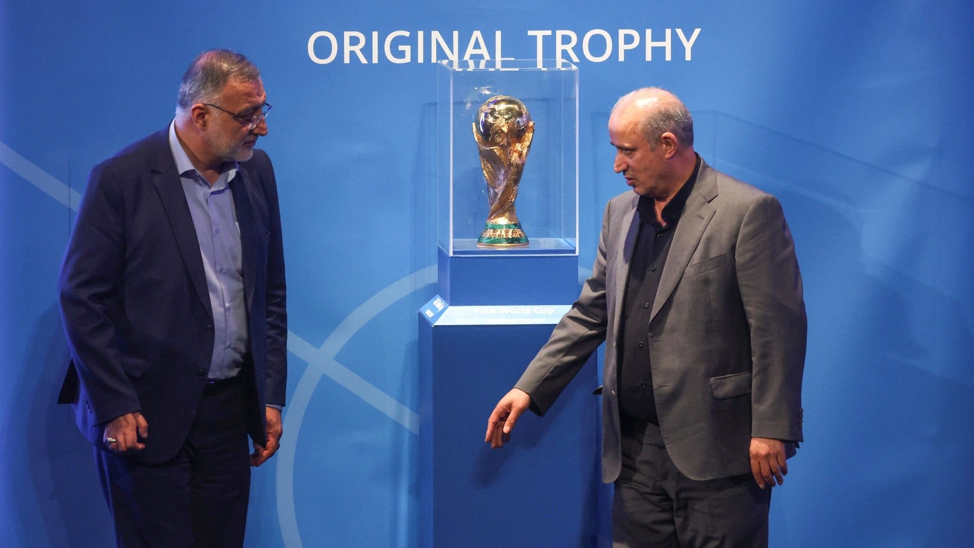 El presidente de la Federación Iraní de Fútbol, Mehdi Taj (derecha) posa junto al trofeo de la Copa Mundial de la FIFA, en Teherán, Irán. Foto: Reuters