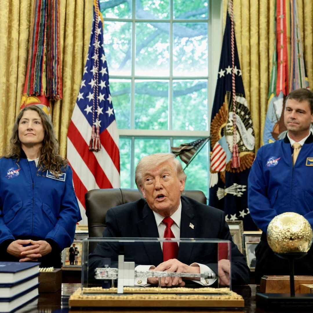 Astronautas de la misión Artemis II con el presidente Donald Trump en la Oficina Oval. Foto: Reuters