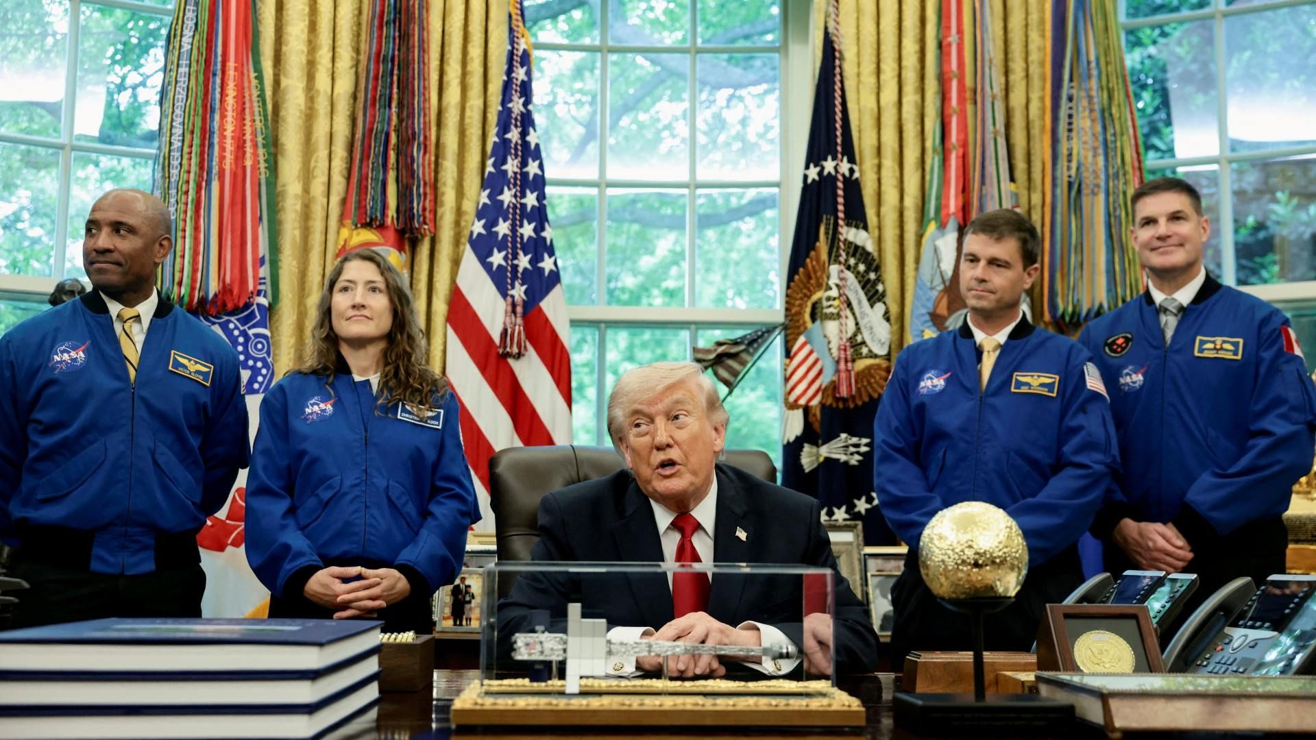 Astronautas de la misión Artemis II con el presidente Donald Trump en la Oficina Oval. Foto: Reuters