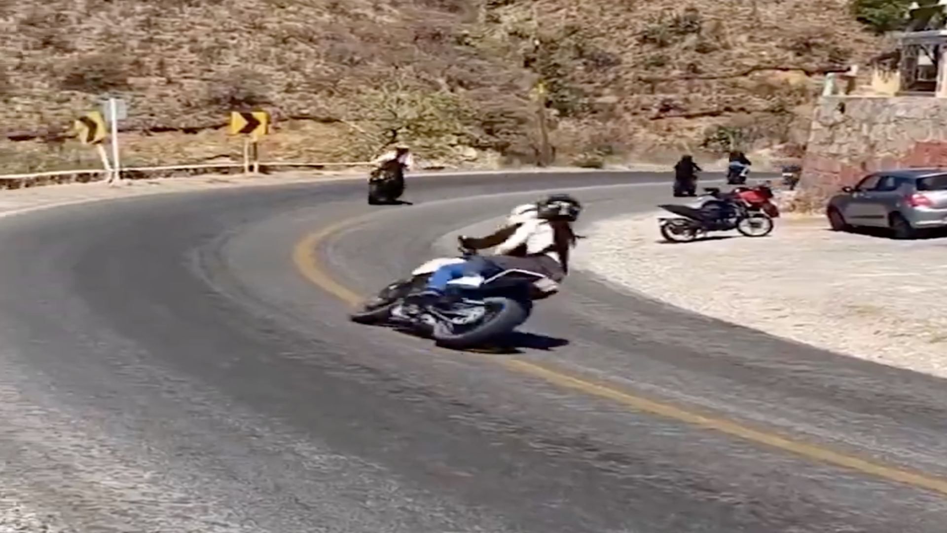 Motociclistas Invaden Carril y Provocan Choque Frontal en Sierra de Lobos en León Guanajuato