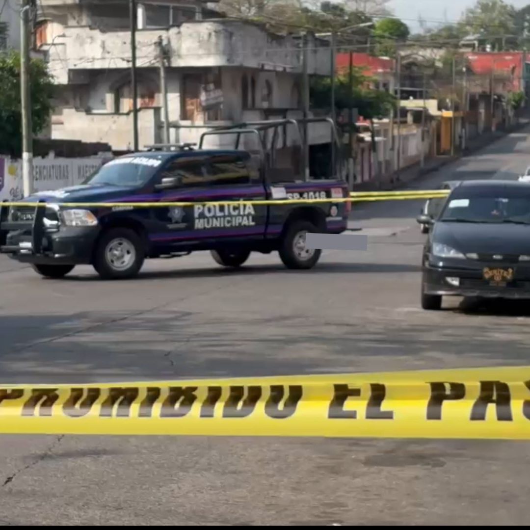 acordonamiento y movilización policiaca por hallazgo de hombre adulto mayor muerto en parque de Córdoba