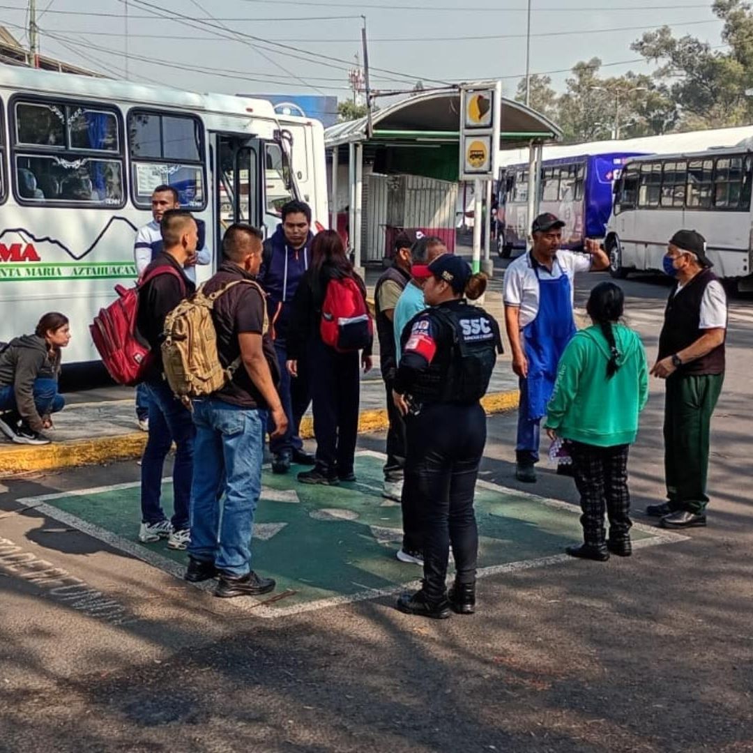 Personas atienden protocolo por sismo