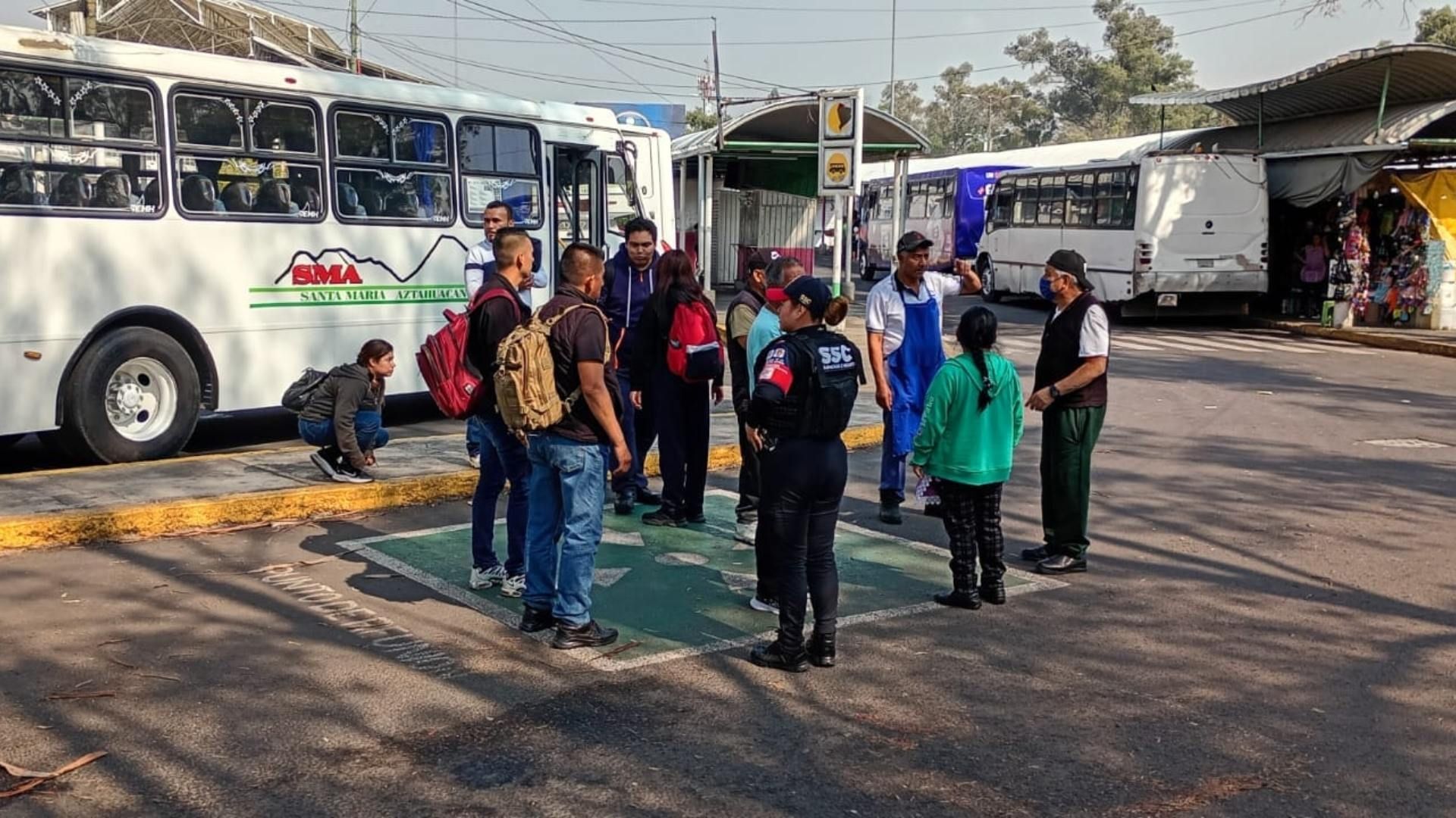 Personas atienden protocolo por sismo