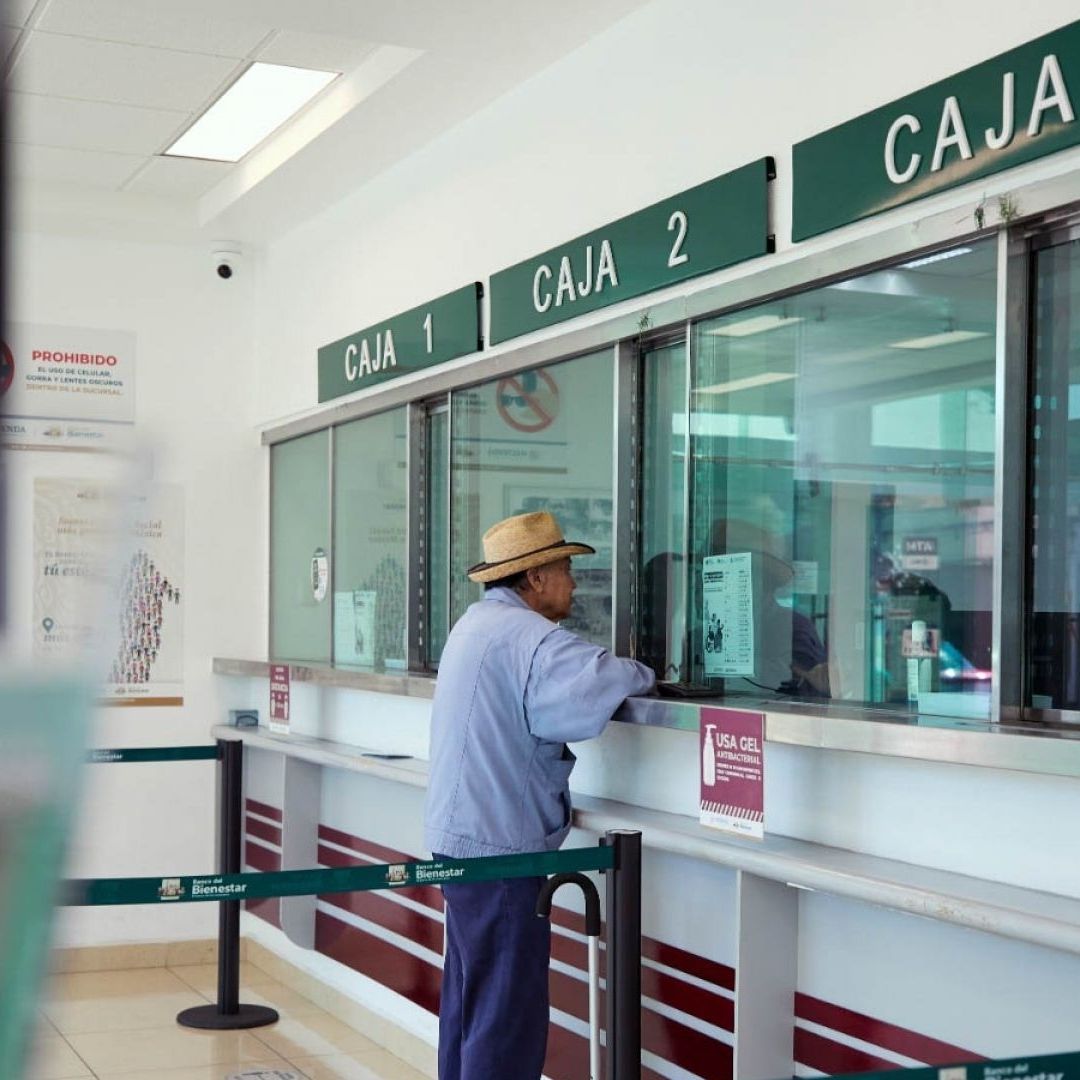 Hombre espera en Banco Bienestar el pago de tu pensión según el Calendario de Mayo 2026