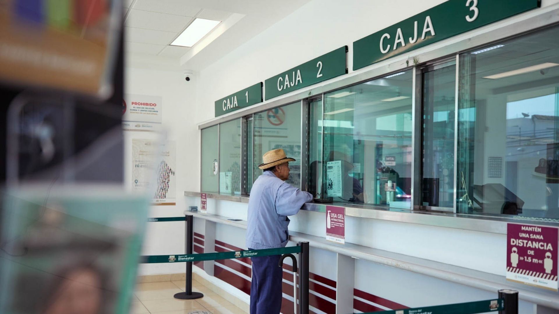 Hombre espera en Banco Bienestar el pago de tu pensión según el Calendario de Mayo 2026