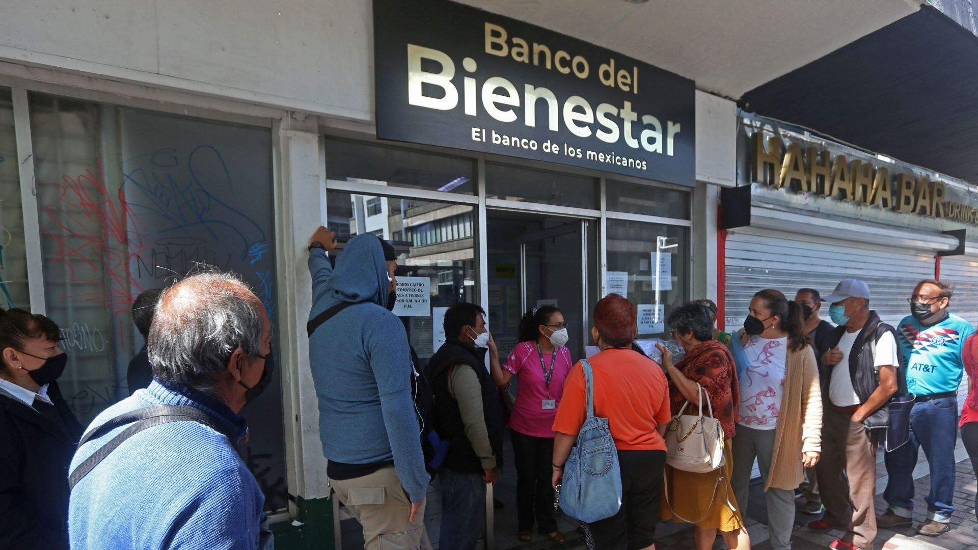 Adultos Mayores y Mujeres acuden al Banco Bienestar a cobrar su Pensión de Mayo 2026