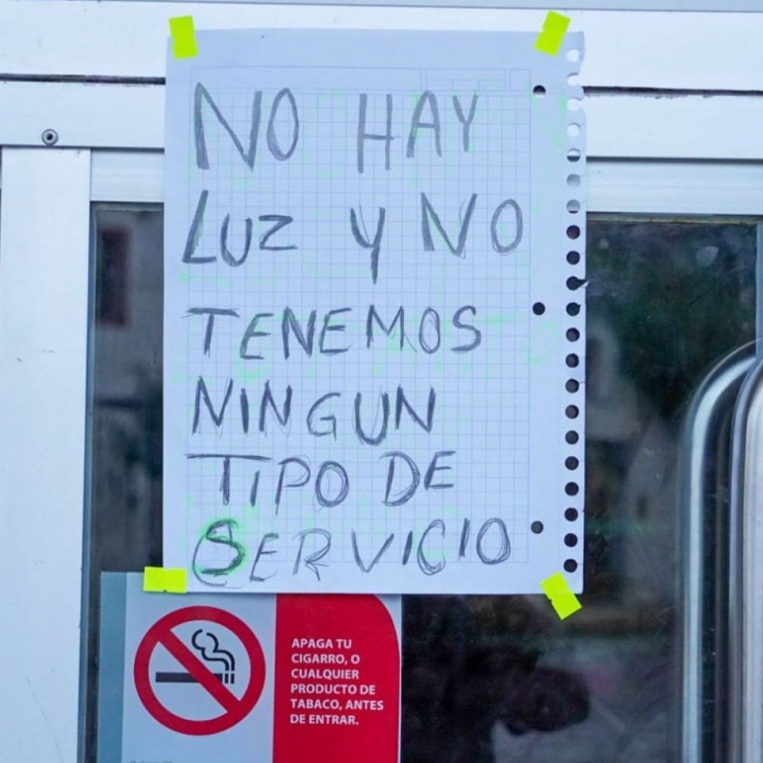 Letrero en tienda que informa falta de servicio de luz