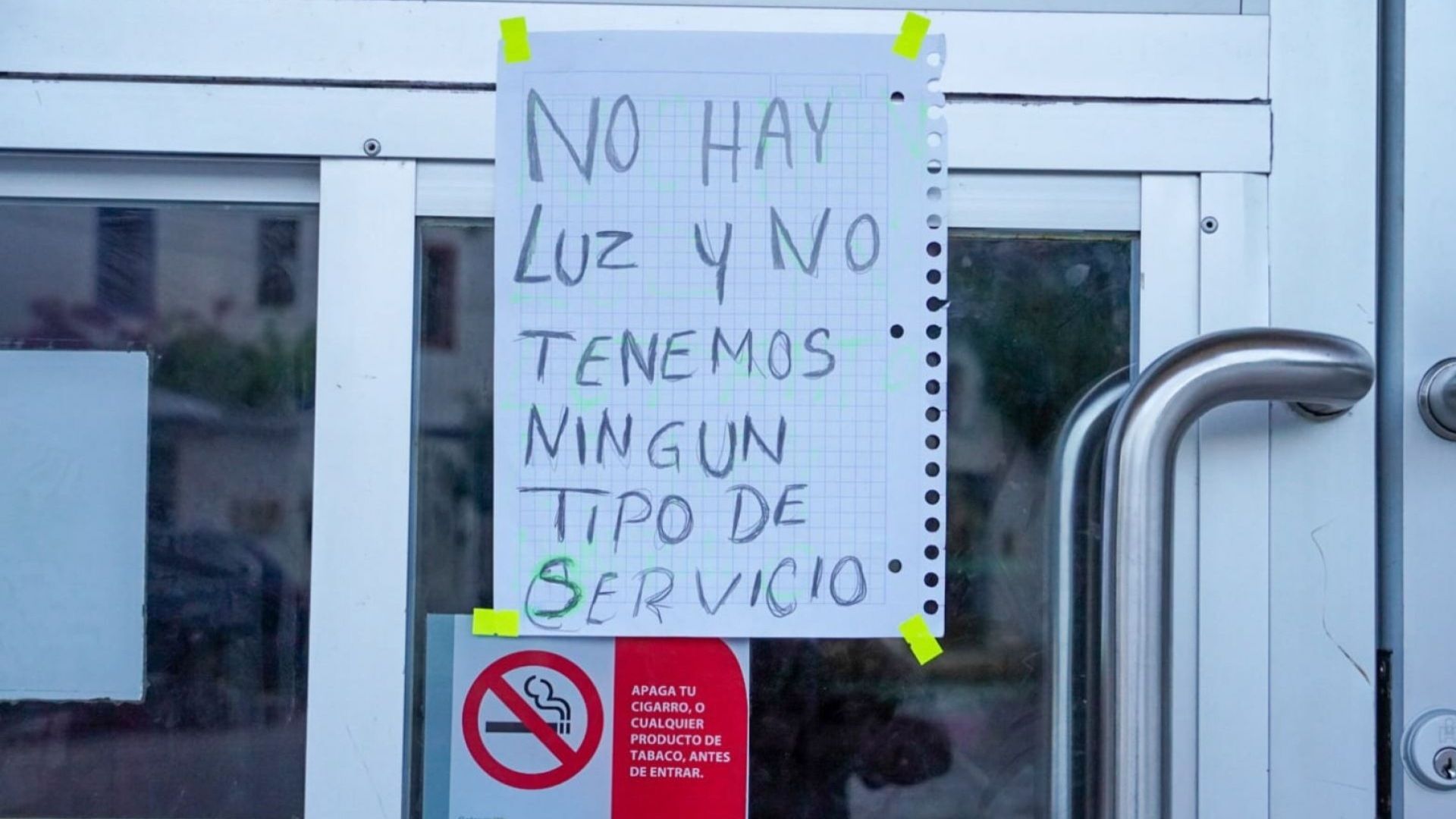 Letrero en tienda que informa falta de servicio de luz