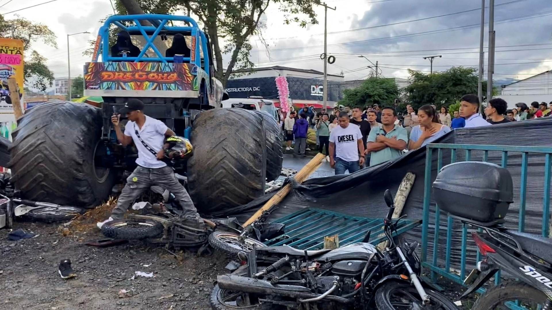 Monster Truck Arrolla a Espectadores en Colombia: Mueren 3 Personas y 38 Quedan Heridas.