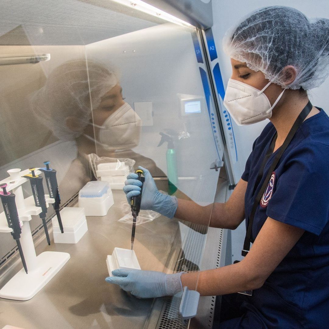 Laboratorio. Mujer Analiza Virus