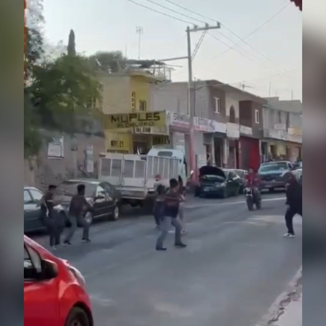 Pelea Callejera con Palos Machetes en Avenida de la Juventud Colonia Granjas de Tehuacán