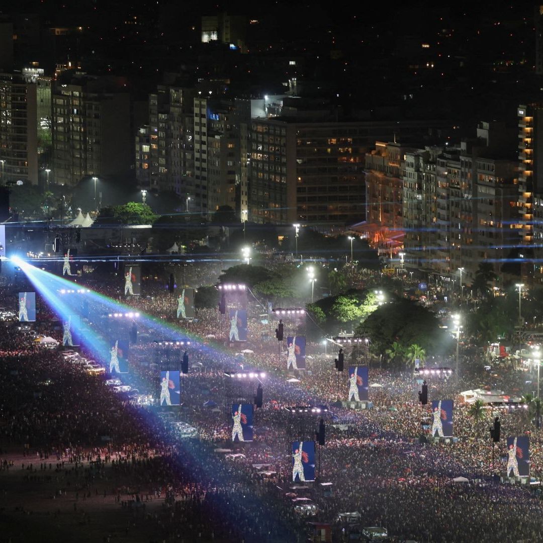 Shakira Reúne a 2 Millones en Megaconcierto en Playa de Copacabana.