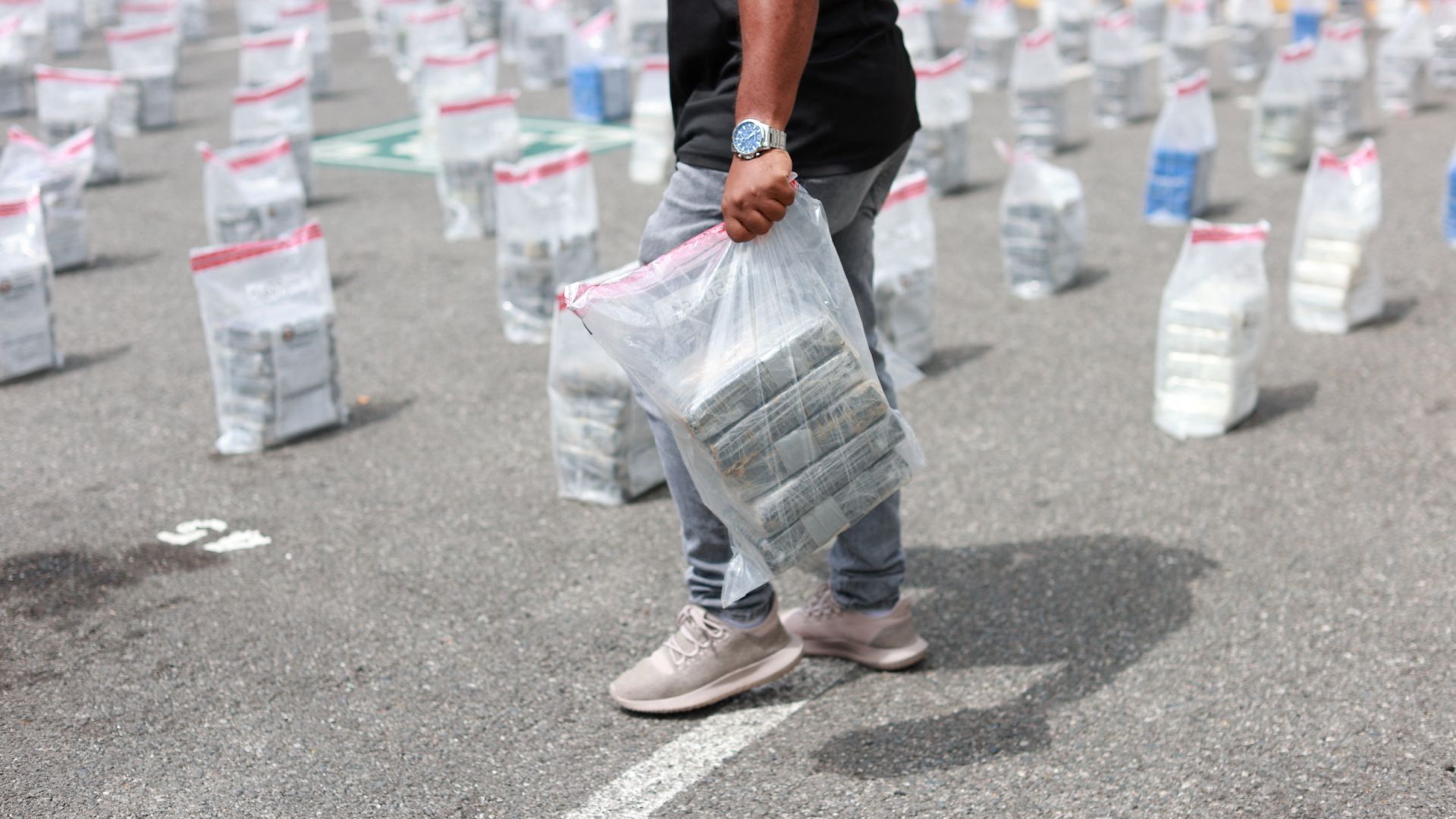 Paquetes que contienen presunta cocaína.
