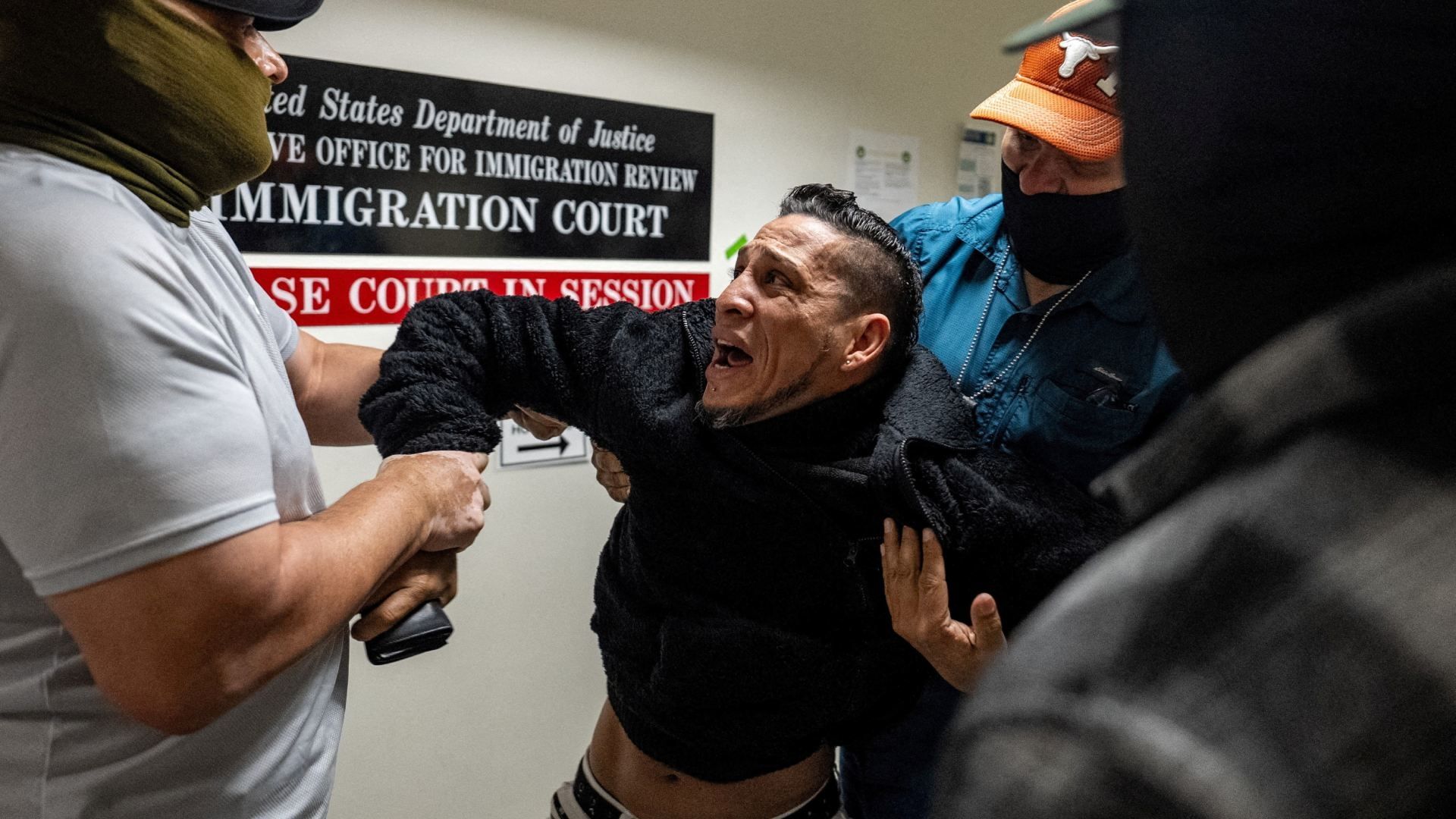 Redadas Migratorias del ICE Perjudican a los Trabajadores Nacidos en EUA, Revela Estudio