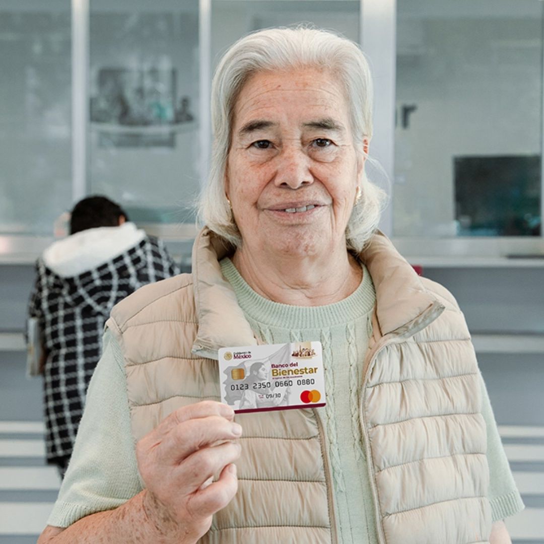 Mujer sostiene su Tarjeta del Bienestar donde recibe depósitos del Calendario de Pagos de la Pensión Bienestar en mayo 2026