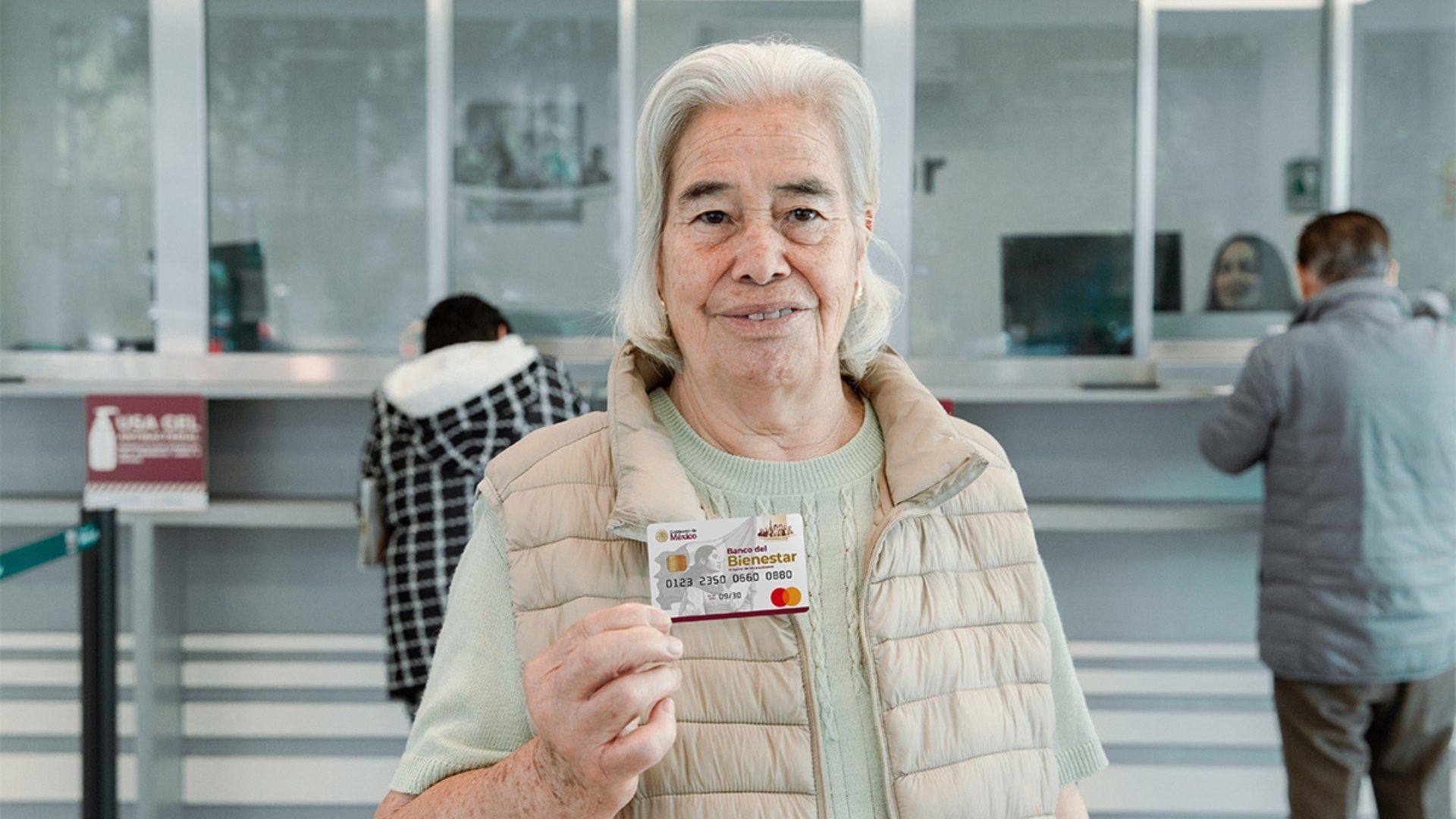 Mujer sostiene su Tarjeta del Bienestar donde recibe depósitos del Calendario de Pagos de la Pensión Bienestar en mayo 2026