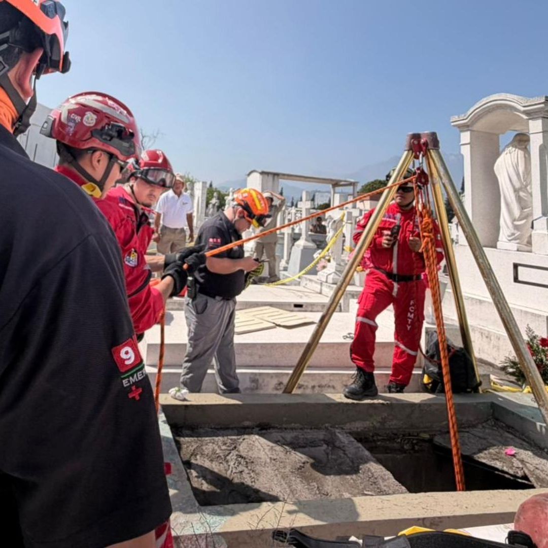 Rescatan a mujer de tumba en Panteón Dolores en Monterrey