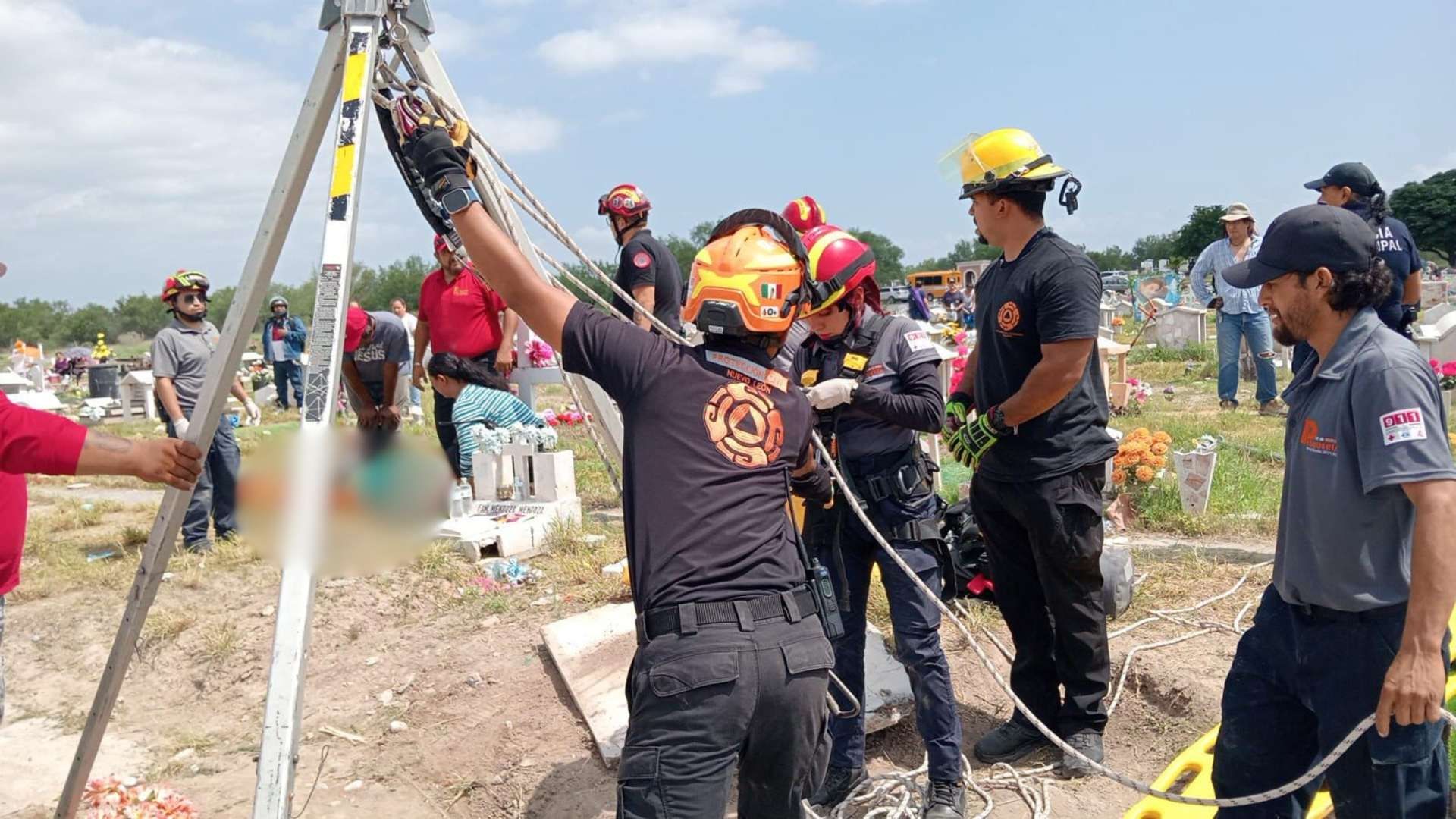Rescatan a personas de tumba con un sistema de ventaja mecánica en Marín